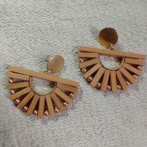 Wood 🪵🪓 beaded fan post goldtone earrings